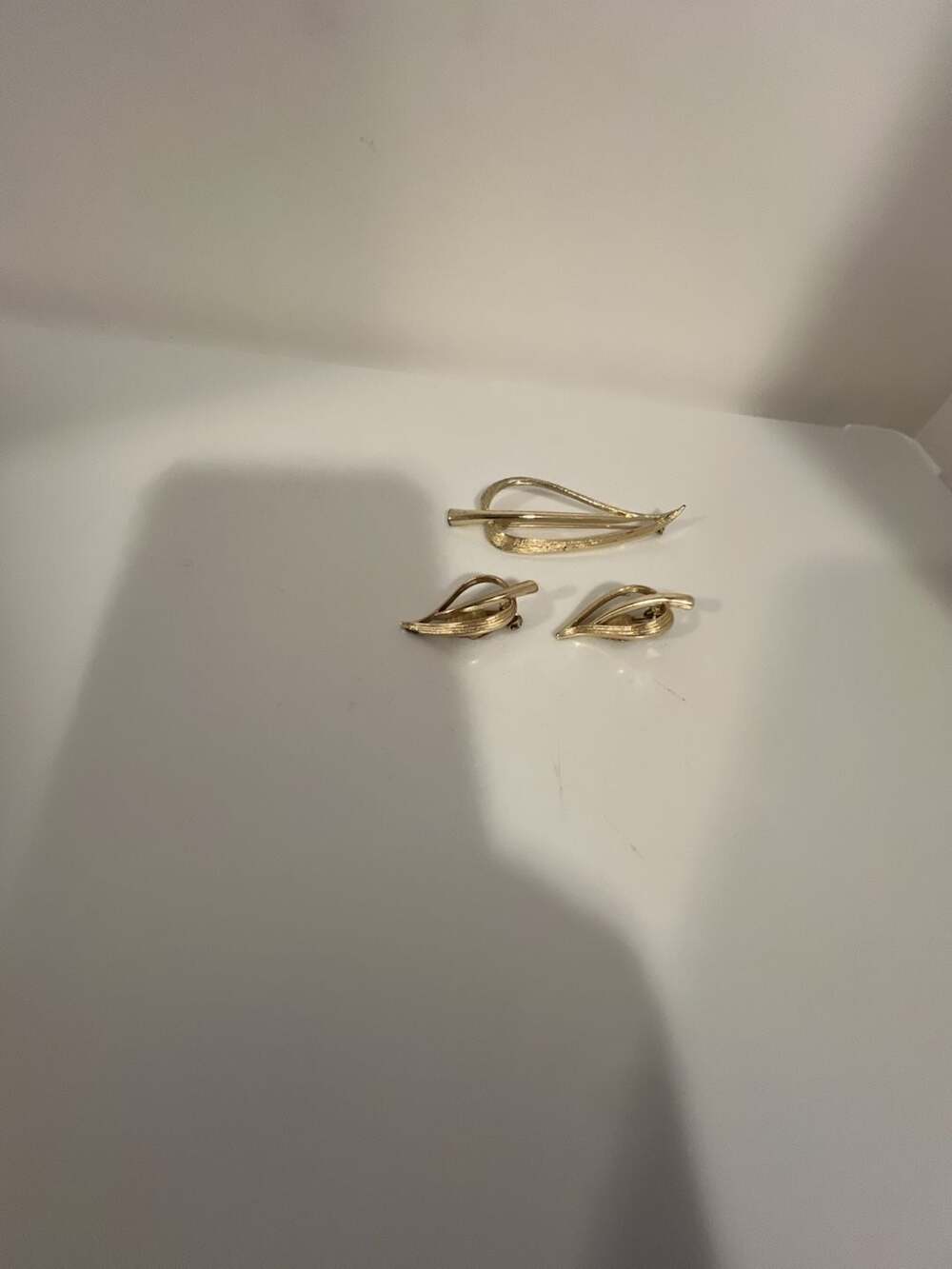 Vintage Sarah Coventry Gold Tone Leaf Brooch and Clip On Earrings Set